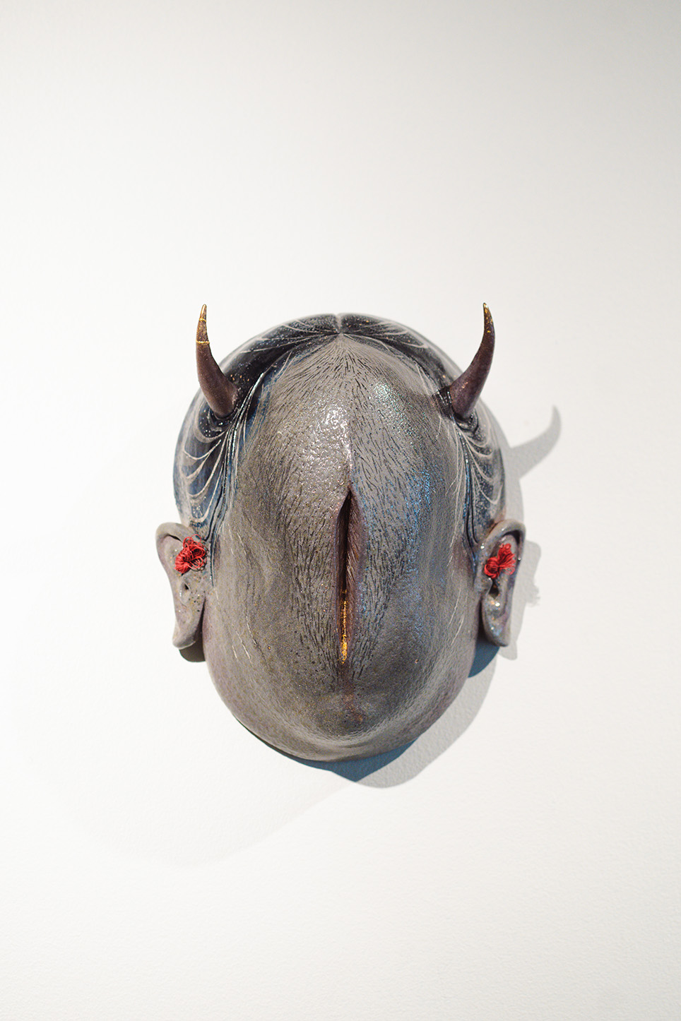 Hanako O’Leary. War Mask 8: The Mortician, 2021. Stoneware, glaze, gold and palladium luster, silk. 13 x 8 x 6 in. Courtesy of the artist and ArtX Contemporary. Photo: ArtX Contemporary