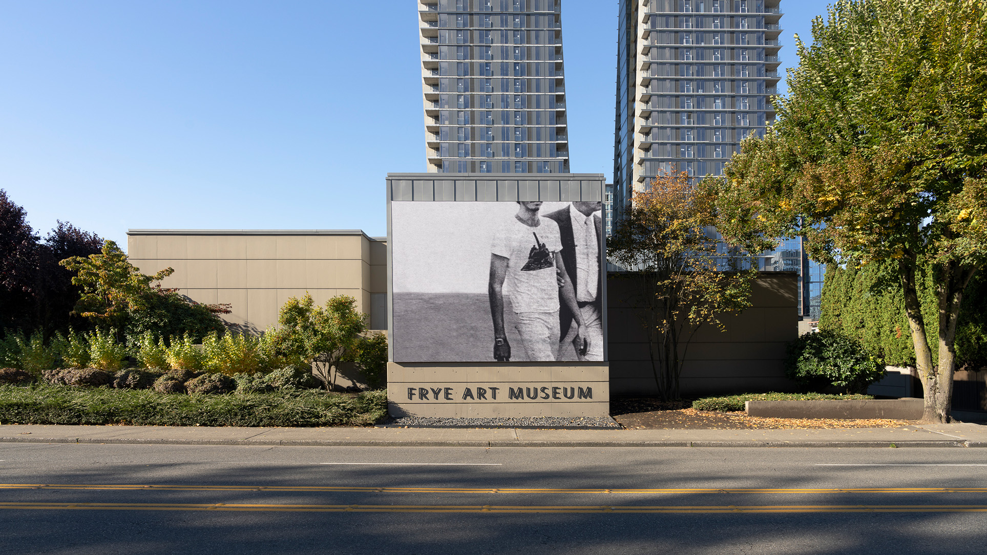 A photo of Rafael Soldi's Boren Banner installed on the side of the Frye Art Museum