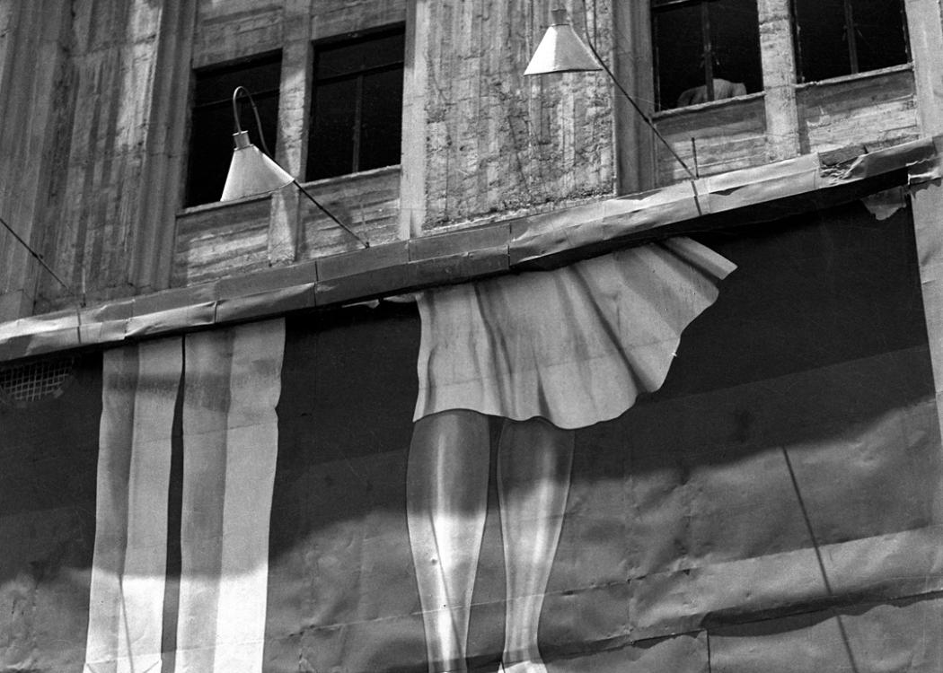 Manuel Álvarez Bravo. Dos pares de piernas (Two Pairs of Legs), ca. 1930, printed 1977. Gelatin silver print on paper. © Archivo Manuel Álvarez Bravo, S.C.